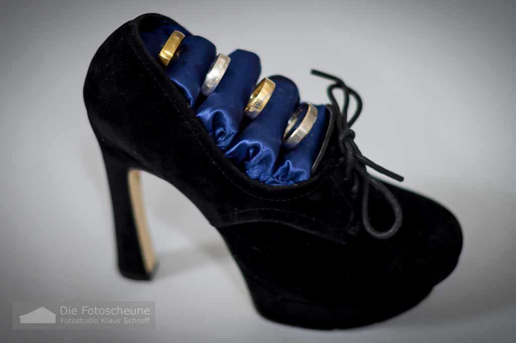 Ein High Heel als Ringhalter