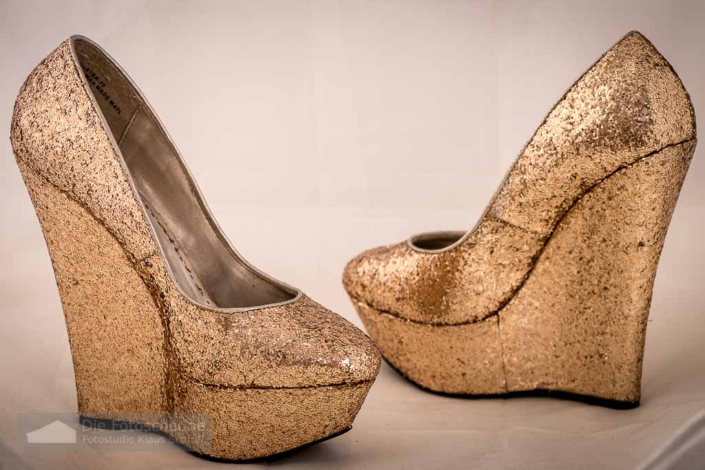 Goldene High Heels Pumps mit Keilsabsatz