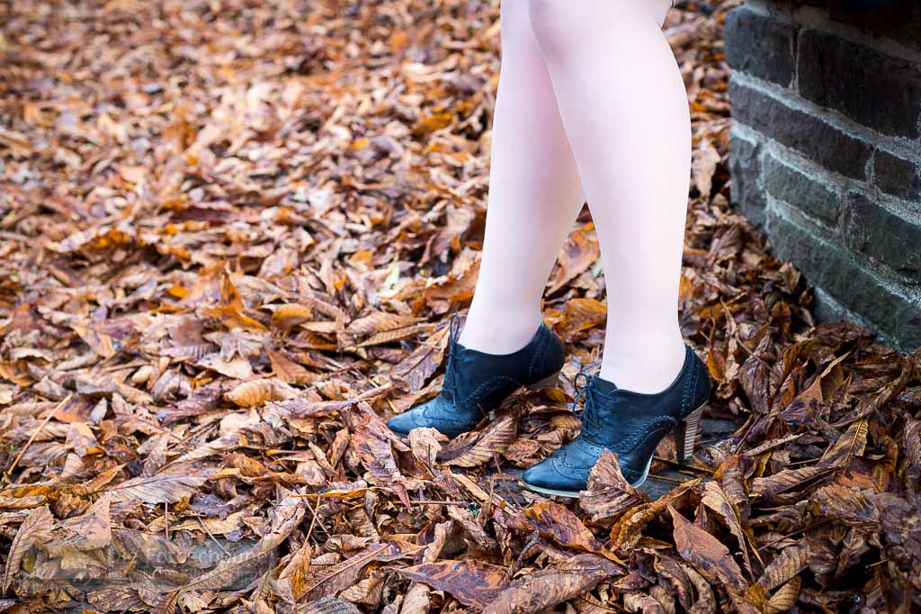 Oxford High Heels im Herbstlaub