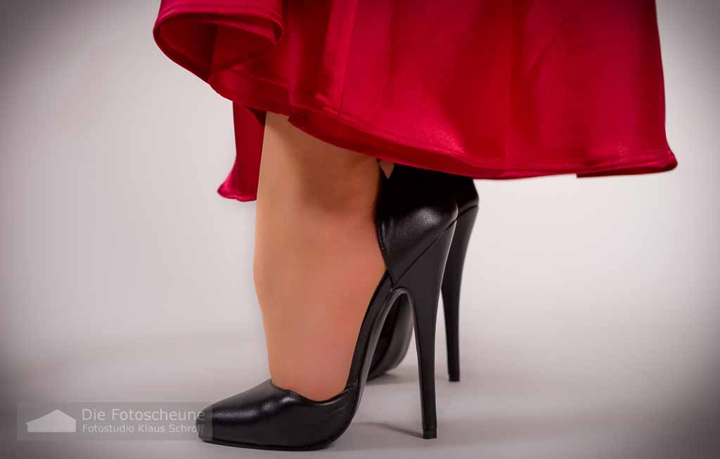 Mega High Heel mit rotem Kleid
