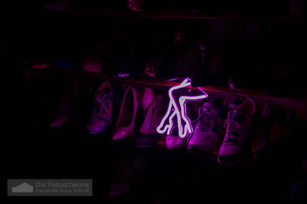 LED Leuchte im Schuhregal mit High Heels